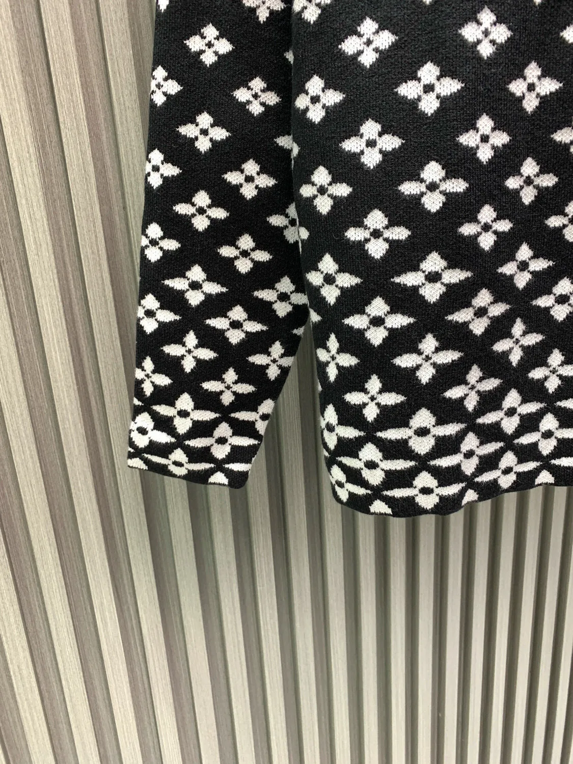 🅿️360 🀄️ Louis Vuitton Louis Vuitton 1v25fw autumn and winter new ski Christmas wear knitted pullover Gradient snowflake fir tree pattern new snowflake gradient knitted long sleeve This long sleeve adopts an original pattern design, full of modern flavor This charming organic cotton uses an elegant jacquard weave. A delicate gradient effect snowflake pattern is printed on a black background. The signature and fir tree appliqué on the back complete it.